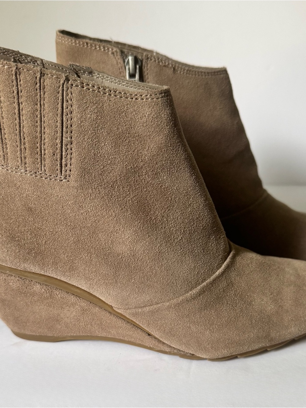 Kenneth Cole Reaction Women’s 7.5 Beige Suede Leather Wedge Ankle Boots EUC